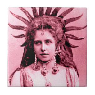 Rainha Maria da Romênia como rainha do Sol - de r