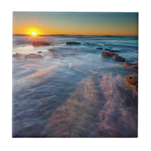 Raios de sol iluminam o Oceano Pacífico