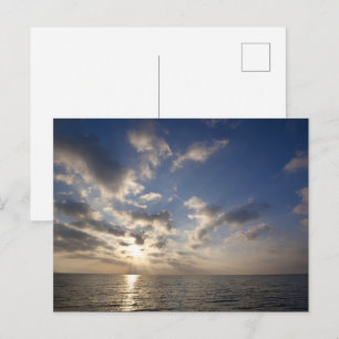 Raios de Sol Sobre o Cartão Postal Cênico do Ocean