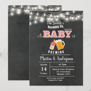 Rapariga BaByQ Um bebê está a preparar cartão de c