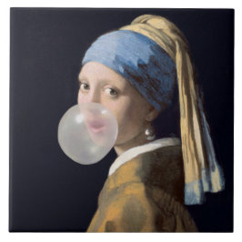 Rapariga com pérola soprando uma pastilha elástica