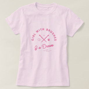 Rapariga Com Pincéis E Uma Camiseta Artista De Son