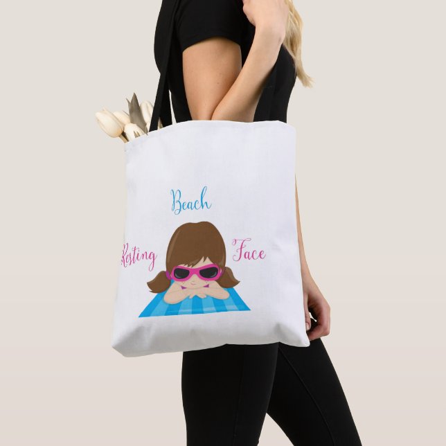 Rapariga da praia em repouso na bolsa de tote de B (Close Up)