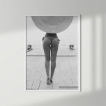 Rapariga de chapéu na Impressão de preto e branco<br><div class="desc">Capturar a atração do eterno do verão com a "Rapariga no Chapéu na Praia do Negro e do Impressão Branco." Esta incrível fotografia a preto-e-branco mostra uma linda mulher com uma figura elegante, capturada por trás enquanto ela passeia pela praia. Ela veste um biquíni chico e um chapéu de palha...</div>