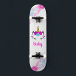 Rapariga Unicorn skate com nome<br><div class="desc">Torne este skate Unicórn seu próprio conteúdo adicionando seu texto. Para acessar ferramentas avançadas de edição, vá para "Personalizar este modelo" e clique em "Detalhes", role para baixo e pressione o link "clicar para personalizar mais". Ideal para qualquer ocasião como aniversário ou graduação, para skatistas que amam o estilo unicórnio....</div>