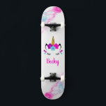 Rapariga Unicorn skate com nome<br><div class="desc">Torne este skate Unicórn seu próprio conteúdo adicionando seu texto. Para acessar ferramentas avançadas de edição, vá para "Personalizar este modelo" e clique em "Detalhes", role para baixo e pressione o link "clicar para personalizar mais". Ideal para qualquer ocasião como aniversário ou graduação, para skatistas que amam o estilo unicórnio....</div>