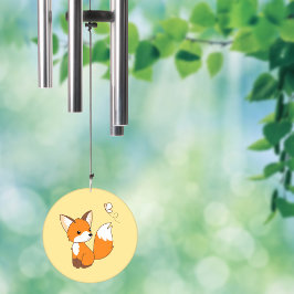 Raposa-branca observando borboleta em amarelo