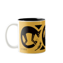 Raposas e flores antigas na caneca amarela indiana