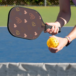 Raque de Pickleball com Coração em Fundo Marrom