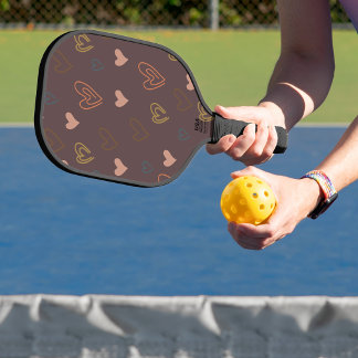 Raque de Pickleball com Coração em Fundo Marrom