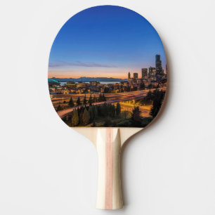 Raquete De Ping Pong A rodovia I-5 e o centro Seattle no crepúsculo