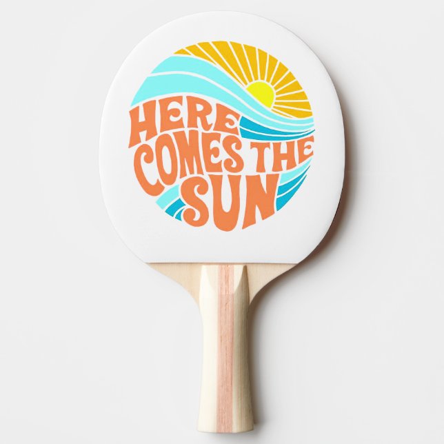 Raquete De Ping Pong Aqui vem o Sol Tee, Estilo Retro, Estilo Hippie (Frente)