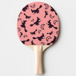 Raquete De Ping Pong Bruxa voadora entre meia lua na noite de Halloween