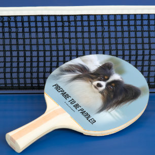 Raquete De Ping Pong Cachorro Espanhol de Papillon Bonito na Boca