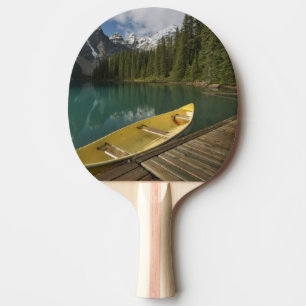 Raquete De Ping Pong Canoa estacionada em um cais ao longo do Lago Mora