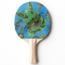 coelho verde no bastão azul do ténis de mesa