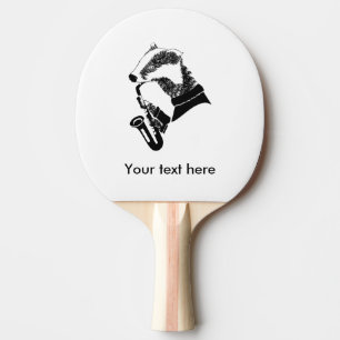 Raquete De Ping Pong Crachá preto e branco tocando saxofone