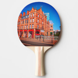 Raquete De Ping Pong Edifício, ao lado da ponte