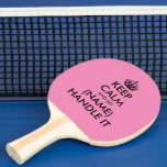 Raquete De Ping Pong Engraçado manter a calma e lidar com a tênis rosa<br><div class="desc">Engraçado manter a calma e deixar (vazio) lidar com o pino pino pino mesa rosa. Faça seu próprio engraçado manter calma e carregar na paródia. Modelo de tipografia moderna com coroa. Simples ideia personalizada de presente para homens, mulheres e crianças. Cor de fundo rosa ou personalizada. Acessórios desportivos divertidos para...</div>