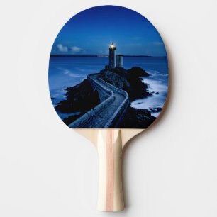 Raquete De Ping Pong Farol na parede do oceano à noite