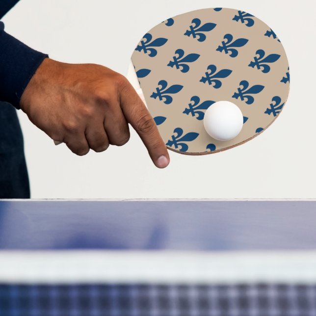 Raquete De Ping Pong Fleur de Lis Pattern, Royal French Blue em Creme (Insitu)