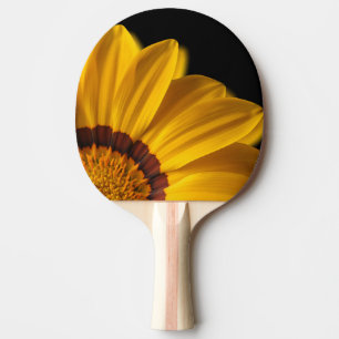 Raquete De Ping Pong Flor amarela sobre fundo preto