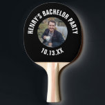 Raquete De Ping Pong Foto do Noivo na Despedida de Solteiro<br><div class="desc">Este é o favor perfeito de despedida de solteiro para o noivo que adora jogar pingue-pongue! Dê essas raquetes de pingue-pongue como presente para sua despedida de solteiro ou outro evento de casamento. Ou faça uma para você mesmo! Personalize com a foto e detalhes de sua escolha. Este produto funciona...</div>