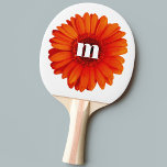 Raquete De Ping Pong Gerbera Daisy Monograma inicial<br><div class="desc">Vibrante flor da margarida laranja-gerbera queimada com um moderno design inicial de tipografia minúscula. Altere o inicial para personalizar.</div>