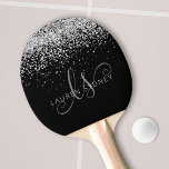 Raquete De Ping Pong Glam Black Silver Glitter Glam Monograma Nome<br><div class="desc">Pino Pong Ping,  Monograma Elegante,  Glitter Silver Preto Glam. Personalize facilmente este design de pingue-pongue de pingue-pongue com uma elegante cintilação prateada num fundo preto. O design apresenta seu monograma manuscrito com espirais bonito e seu nome.</div>