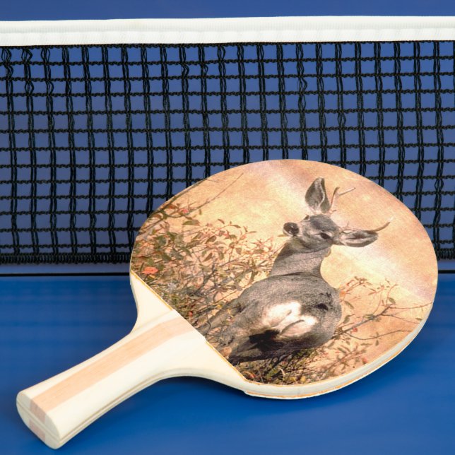 Raquete De Ping Pong Jovem veado em flores silvestres com textura vírgu (Insitu)