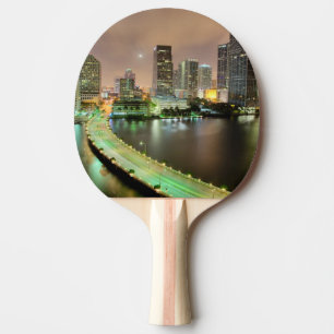Raquete De Ping Pong Ligações da ponte através da via navegável a M