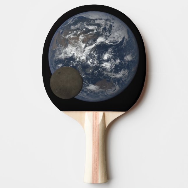 Raquete De Ping Pong Lua em frente à imagem DSCOVR (Frente)