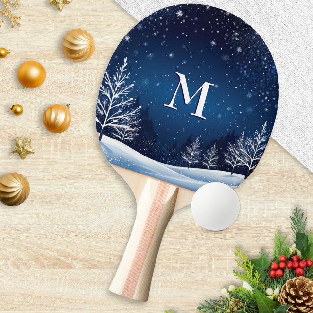 Raquete De Ping Pong Meia-noite Blue Sky Stars Monogramas Inverno (A monogrammed Christmas ping pong paddle, with winter snow scene and midnight blue sky with stars)