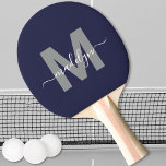 Raquete De Ping Pong Monograma de Nome Azul Marinho<br><div class="desc">Crie Seu Próprio Paddle de Ping Pong Personalizado com Monograma em Script Elegante Azul-Marinho. Este elegante paddle de ping pong apresenta um monograma estiloso na frente com uma inicial cinza plana em um fundo azul-marinho profundo, combinado com um nome em script branco clássico para um toque personalizado. A parte de...</div>