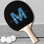 Raquete De Ping Pong Monograma do Nome do Script Elegante Azul Preto<br><div class="desc">Crie O Seu Próprio Nome De Script Elegante Azul Preto Personalizado Monograma Ping Pong Paddle. Esta pá de pingue-pongue apresenta um monograma na moda na frente com um plano inicial azul sobre um fundo preto elegante, emparelhado com um nome clássico de script branco para um toque personalizado. A parte de...</div>