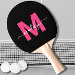 Raquete De Ping Pong Monograma do Nome do Script Moderno Rosa<br><div class="desc">Crie Seu Próprio Nome Personalizado de Script Moderno Preto e Rosa Monograma Ping Pong Paddle. Este pá giro-pingue-pongue apresenta um monograma na moda na frente com uma inicial plana e rosa sobre um fundo preto elegante, emparelhado com um nome clássico de script branco para um toque personalizado. A parte de...</div>