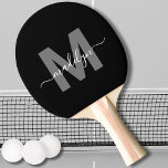 Raquete De Ping Pong Monograma Personalizado de Nome de Script em Negri<br><div class="desc">Crie seu próprio nome personalizado de script preto preto monograma preto e branco Ping Pong Paddle. Esta pá-pingue-pongue de luxo apresenta um design de monograma na moda na frente, com um fundo preto elegante e uma inicial de cinza ousada, acompanhada de um nome de roteiro branco na moda para um...</div>