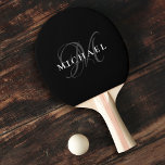 Raquete De Ping Pong Monograma Personalizado Nome moderno esportes Lega<br><div class="desc">Pá de ping personalizado com foto de monograma com seu nome em branco,  inicial em cinza em um pano preto minimalista. presente de excelente para pai no Dia de os pais!</div>