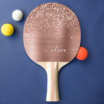 Raquete De Ping Pong Monograma Rosa cor-de-rosa com Dourada de metal es<br><div class="desc">Rosa Dourado - Folha Cor-de-rosa esfarelada Metálica Brilhante Glitter Brutado Monograma Nome Ping Pong Paddle. Isto faz o doce e perfeito aniversário de 16 anos,  casamento,  chá de panela,  aniversário,  chá de fraldas ou festa de solteira presente para alguém que ama luxo de luxo e estilos quíticos.</div>