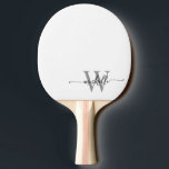 Raquete De Ping Pong Nome de Monograma Personalizado Moderno em Cinza B<br><div class="desc">Raquete de pingue-pongue personalizada com nome e monograma em branco e cinza. Este design com o seu primeiro nome em uma linda tipografia de letra manuscrita com cauda ornamentada (ou caligrafia) com monograma inicial em cinza e preto sobre branco. Estes são fáceis de personalizar. Ótimo presente feminino e elegante para...</div>