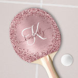 Raquete De Ping Pong Nome do Monograma da Lâmina Rosa Bruta de Metal Gl<br><div class="desc">Personalize facilmente este design de suporte de pingue-pongue de pingue-pongue em chic com brilho bonito rosado e rosado em um fundo metálico rosado e escovado.</div>
