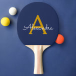 Raquete De Ping Pong Nome do Monograma da Rapariga do Script Moderno Do<br><div class="desc">Marinho Blue e Dourado Nome do Monograma Ping Pong Paddle. Isto faz o doce e perfeito aniversário de 16 anos,  casamento,  chá de panela,  aniversário,  chá de fraldas ou festa de solteira presente para alguém que ama luxo de luxo e estilos quíticos.</div>
