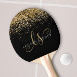 Raquete De Ping Pong Nome do Monograma do Glitter Dourado<br><div class="desc">Pino Pong Ping Monograma Elegante Com Glitter Dourado. Personalize facilmente este design de pingue-pongue de pingue-pongue de moda,  que apresenta uma brilhante brilha dourada num fundo preto. O design apresenta seu monograma manuscrito com espirais bonito e seu nome.</div>