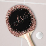 Raquete De Ping Pong Nome do Monograma do Glitter Glitter Cor-de-Rosa r<br><div class="desc">Glitter Dourado,  Monograma Elegante Monograma Ping Pong Paddle. Personalize facilmente este design de pingue-pongue de pingue-pongue em moda com elegante brilho rosa de ouro em fundo preto. O design apresenta seu monograma manuscrito com espirais bonito e seu nome.</div>