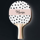 Raquete De Ping Pong Nome do Monograma Moderno | Pastel Pink & Black Po<br><div class="desc">Nome do Monograma Moderno | Pastel Pink & Black Pontos</div>