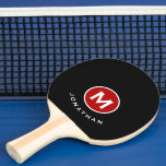 Raquete De Ping Pong Nome do Monograma Vermelho Negro Clássico Moderno<br><div class="desc">Design moderno e mínimo apresenta um medalhão de monograma vermelho em um fundo preto com seu nome e inicial em tipografia branca para uma aparência simples e limpa de na moda.</div>