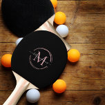 Raquete De Ping Pong Nome do Script de Caligrafia do Monograma Negro Do<br><div class="desc">Nossos redemoinhos personalizados fazem presentes ideais para qualquer ocasião. Apresentando um círculo abstrato em dourado falso rosa, rodeando suas iniciais ou monograma em um roteiro de caligrafia moderno. Adicione seu texto personalizado a este design usando as caixas "Editar este modelo design" no lado direito do item, ou clique no botão...</div>