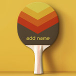Raquete De Ping Pong Nome Personalizado do Bloqueador de Cores do Vinta<br><div class="desc">Um design gráfico ousado com tons coloridos de marrom, amarelo, vermelho e laranja — com um bloco de cores divertido para adicionar seu nome ou qualquer texto. O padrão de stripe é uma tendência de retorno para os quebra-ventos dos anos 80 e 90 com socos de cor. Você pode adicionar...</div>