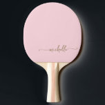 Raquete De Ping Pong Nome Personalizado em Dourado Script Rosa Bege<br><div class="desc">Rabo de Saia Rosa Rosa Glamour Elegante Monograma Nome Assinatura Escrita Personalizada Ping Pong Paddle. Estes desenhos apresentam seu primeiro nome em uma bonita tipografia de assinatura com estilo de letra manuscrita com cauda swash (ou caligrafia) em cor dourada sobre um fundo rosa bebê ou rosa suave. Fácil de personalizar....</div>