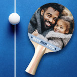 Raquete De Ping Pong O melhor pai de todos os dias de os pais azuis<br><div class="desc">Ping pong paddle com sua foto personalizada e o texto "Melhor pai de sempre" abaixo flanqueado por corações azuis escuros em um fundo azul claro.</div>